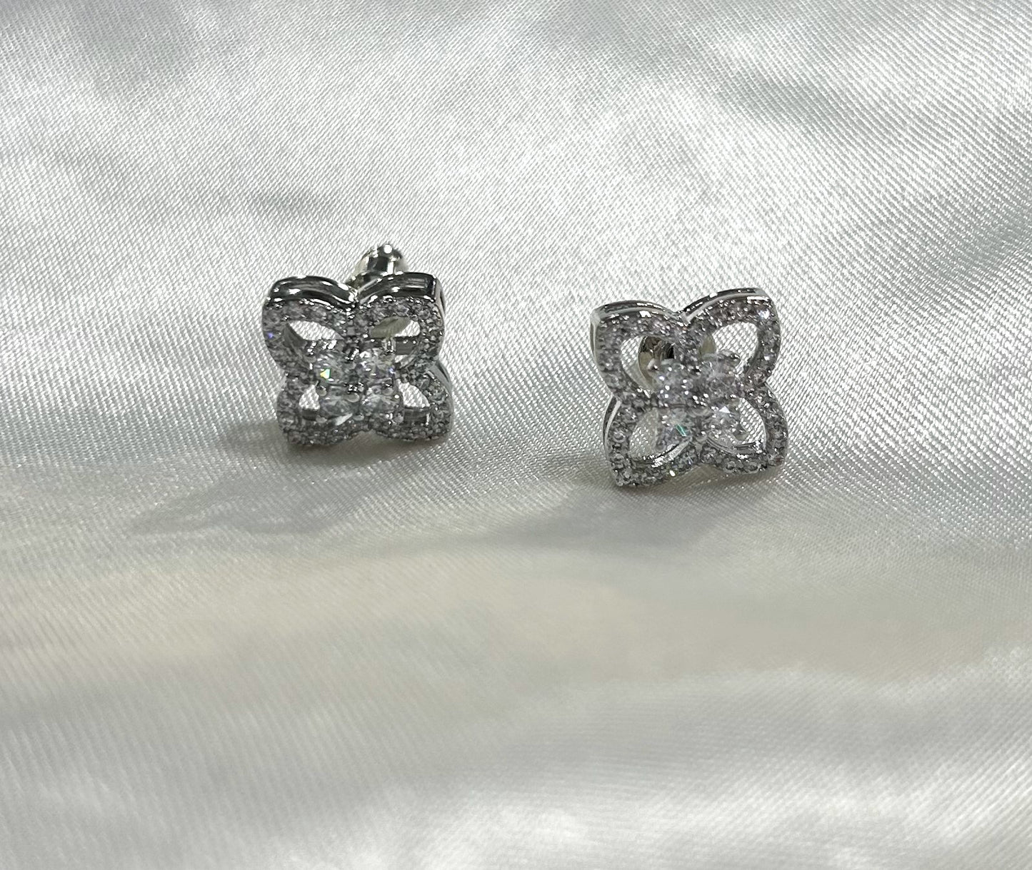 Arete flor plata con circoneas