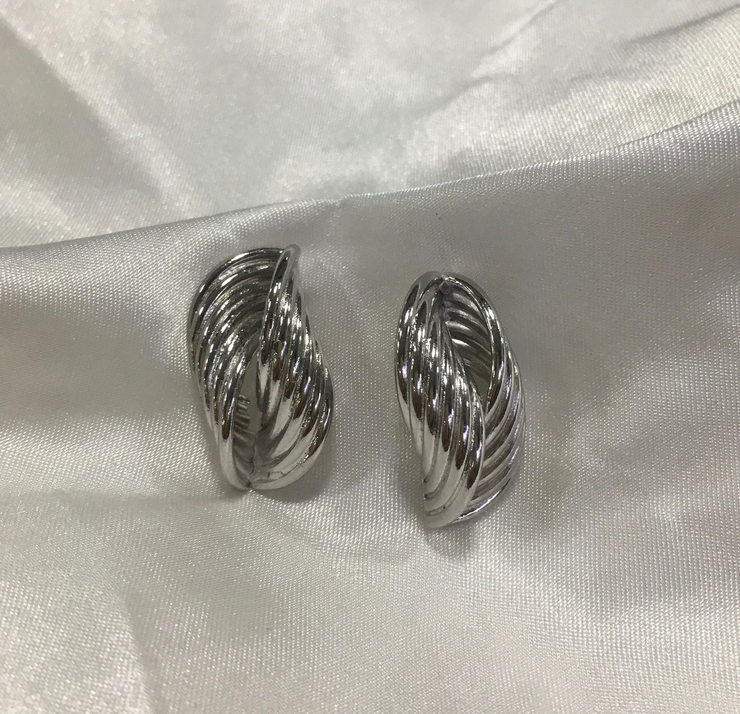 Aretes ondas en rodio para dama