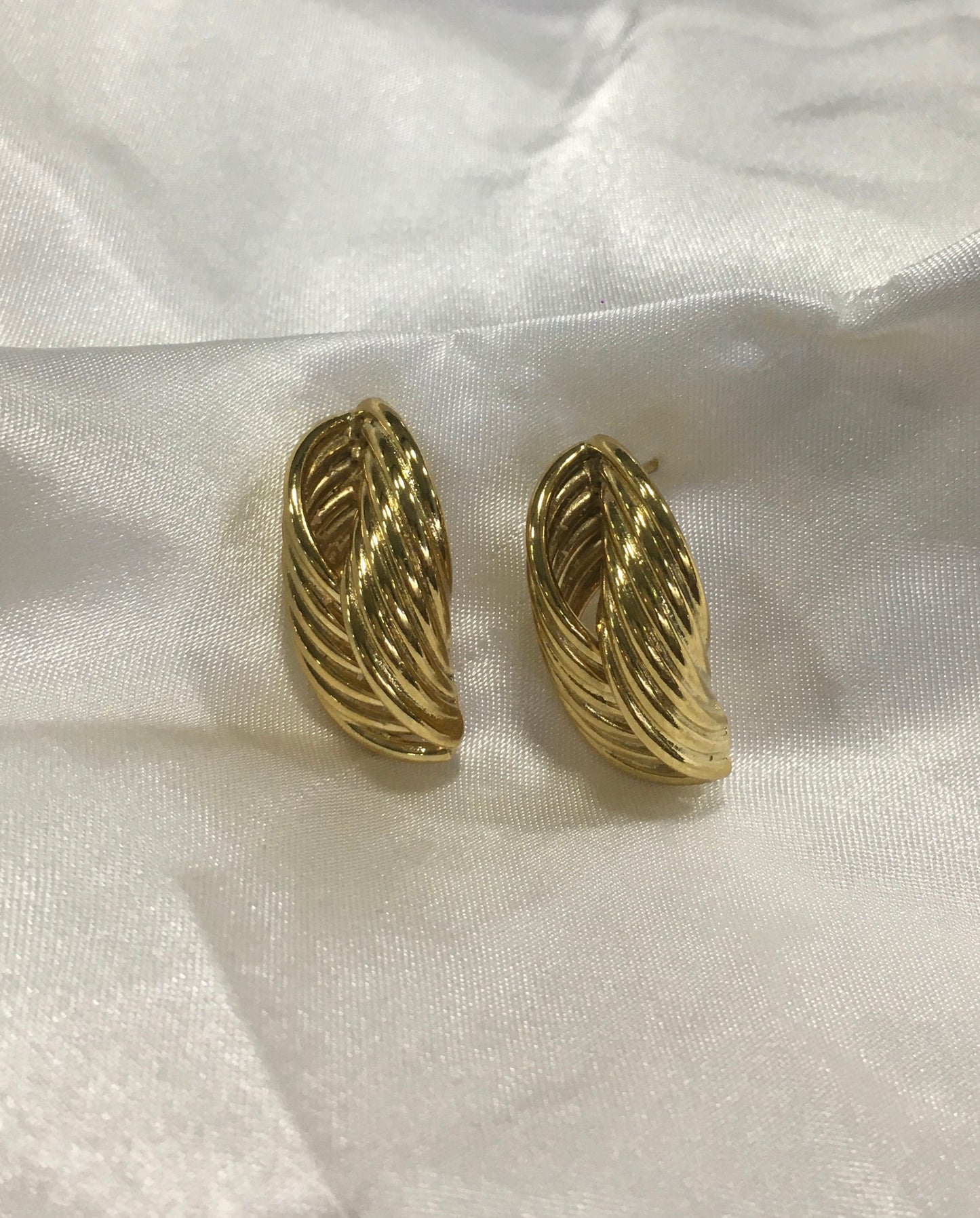 Aretes ondas en chapa de oro para dama
